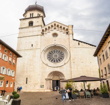 Trento Katedrali cephesi. 23 Nisan 2023 Trento, İtalya