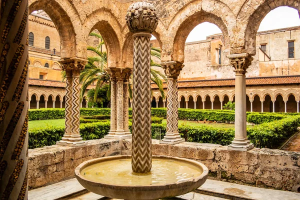 Palermo, Sicilya, İtalya 'daki Monreale Katedrali Manastırı' ndaki vaftiz yazı tipi.