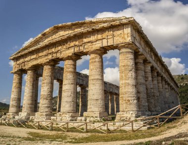 Segesta 'daki antik Doric stili tapınağın manzarası. Haziran 2023 Segesta, Sicilya, İtalya