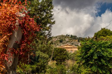 İtalya, Sicilya 'daki antik Segesta tapınağının manzarası