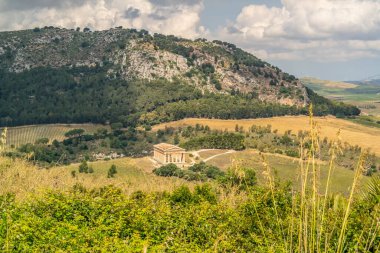 İtalya, Sicilya 'daki antik Segesta tapınağının en üst görüntüsü.