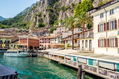 Limone 'a giden feribottan Garda Gölü' nün arka planı. 13 Ağustos 2023 Limon Konsolosu Garda, Brescia, İtalya