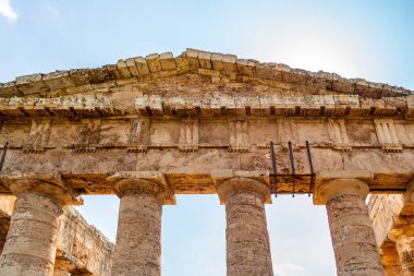 İtalya, Sicilya 'daki antik Segesta tapınağının timpanum manzarası