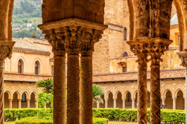 Palermo, Sicilya, İtalya 'daki Monreale Katedrali' nin manastır sütunlarının manzarası