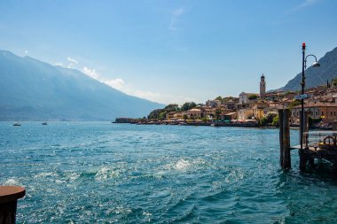 Limone 'a giden feribottan Garda Gölü' nün arka planı. 13 Ağustos 2023 Limon Konsolosu Garda, Brescia, İtalya
