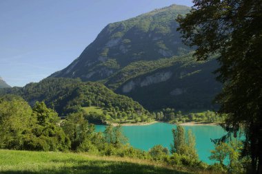 Tenno Gölü manzarası, Trentino Alto Adige, İtalya.