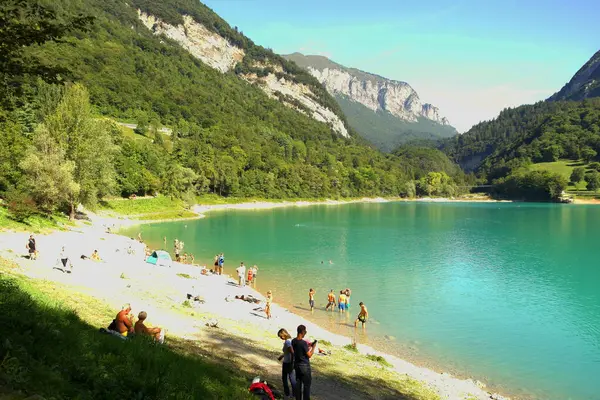 Tenno Gölü manzarası. 14 Ağustos 2023, Tenno, Trentino Alto Adige, İtalya