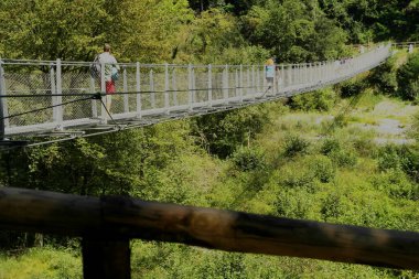 Tenno Gölü üzerindeki Tibet Köprüsü. 14 Ağustos 2023, Tenno Gölü, Trentino Alto Adige, İtalya