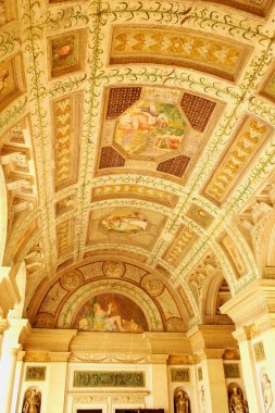 Mantua 'daki Palazzo Te' nin tamamen freskli fıçı kasasının görüntüsü. 21 Ekim 2023 Mantua, Lombardy, İtalya