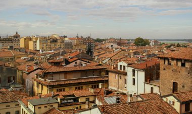 Mantua, Lombardy, İtalya 'nın saat kulesinden en iyi manzara.