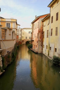 Mantua, Lombardy, İtalya 'dan akan bir nehrin üzerinden bak