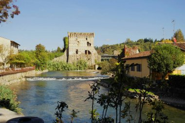 Borghetto, Veneto, İtalya 'daki Mincio nehrinin manzarası