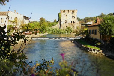 Borghetto, Veneto, İtalya 'daki Mincio nehrinin manzarası