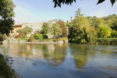 Borghetto, Veneto, İtalya 'daki Mincio nehrinin manzarası