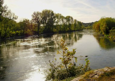 Borghetto, Veneto, İtalya 'daki Mincio nehrinin manzarası
