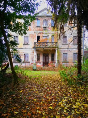 Terk edilmiş eski bir Venedik villası manzarası