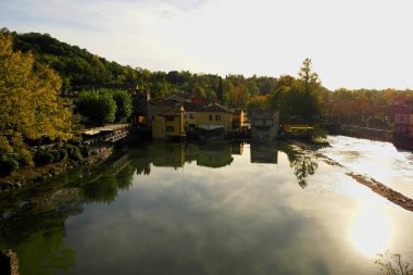 Visconteo Köprüsü 'nden Borghetto' ya Mincio nehri manzarası. 22 Ekim 2023 Borghetto, Veneto, İtalya