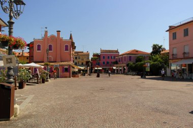 Caorle şehrinin manzarası. 13 Ağustos 2023, Caorle, Veneto, İtalya