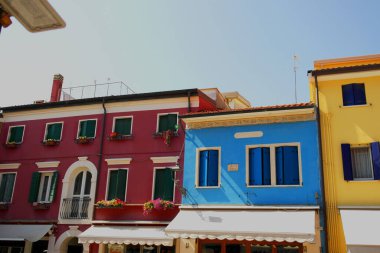 Caorle 'deki renkli evlerin manzarası. 13 Ağustos 2023, Caorle, Veneto, İtalya