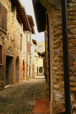 Padenghe Şatosu 'nun ortaçağ duvarları arasına bakın. Konsül Garda, Brescia, İtalya