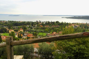 Göl manzarası Padenghe Konsolosu Garda 'dan