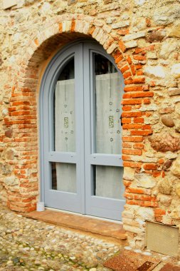 Açık mavi ahşap kapılı cam manzaralı