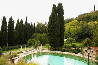 Padenghe Konsolosu Garda, Brescia, İtalya yakınlarındaki doğayla çevrili bir yüzme havuzu manzarası