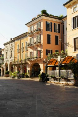 Desenzano del Garda 'nın merkezi. 21 Ekim 2025 Desenzano del Garda, Brescia, İtalya
