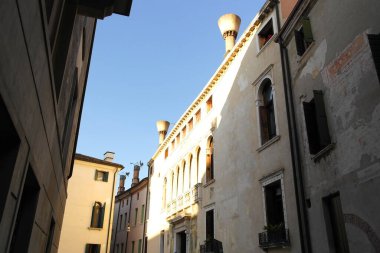 Treviso, Veneto, İtalya 'nın binaları arasına bak