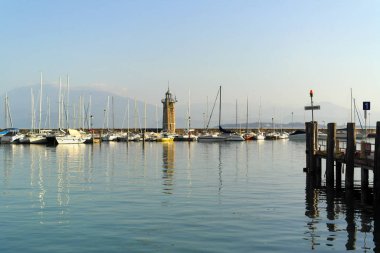 Desenzano 'da deniz feneri olan liman manzarası. 21 Ekim 2024 Desunzano, Garda Gölü, Lombardy, İtalya