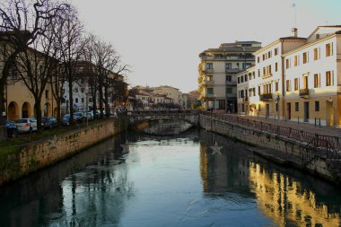 Treviso 'daki Sile Nehri üzerindeki bir köprüden görüntü. 23 Aralık 2023 Treviso, Veneto, İtalya
