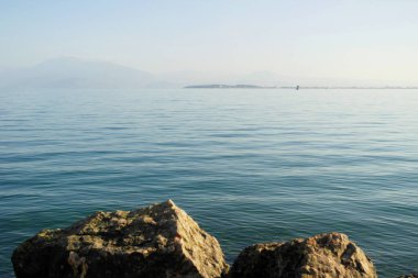Desenzano del Garda 'dan Garda Gölü manzarası, Brescia, İtalya