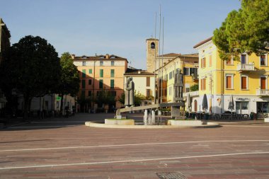 Desenzano del Garda manzarası. 21 Ekim 2024, Desenzano del Garda, Brescia, İtalya