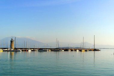 Desenzano 'da deniz feneri olan liman manzarası. 21 Ekim 2024 Desunzano, Garda Gölü, Lombardy, İtalya