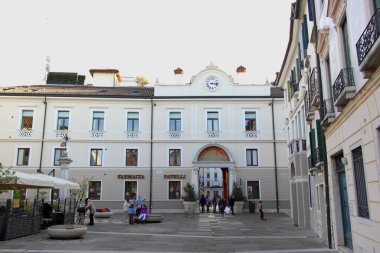 Treviso 'da bir meydanın manzarası. 23 Aralık 2024, Treviso Veneto, İtalya