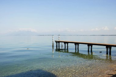 Desenzano Konsolosu Garda 'dan Garda Gölü manzarası, Lombardy, İtalya.