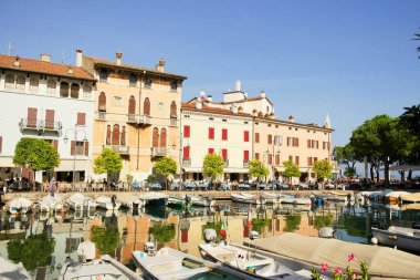 Desenzano Konsolosu Garda 'nın manzarası. 21 Ekim 2024 Desenzano del Garda, Lombardy, İtalya.