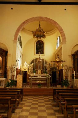 Arqua Petrarca Kilisesi 'nin iç manzarası, Veneto, İtalya