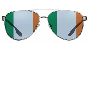 İrlanda bayrağı taşıyan güneş gözlüklü beyaz arkaplan