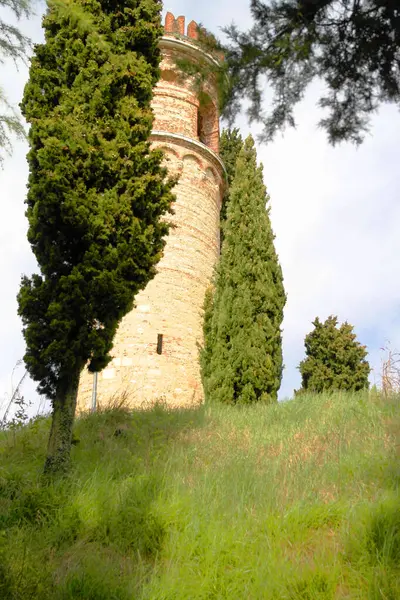 Romano di Ezzelino, Vicenza, İtalya 'daki Ezzelina Kulesi manzarası