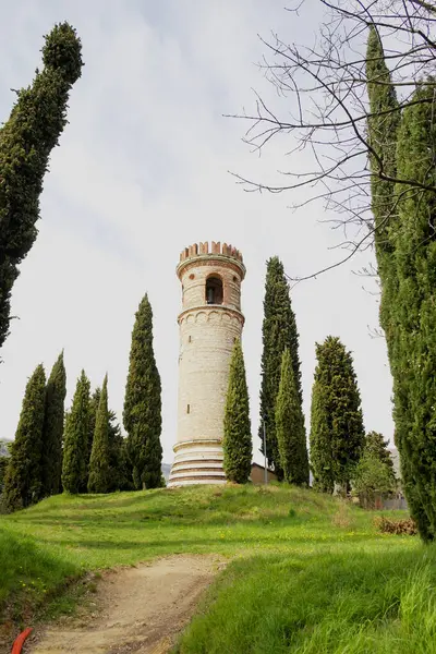 Romano di Ezzelino, Vicenza, İtalya 'daki Ezzelina Kulesi manzarası