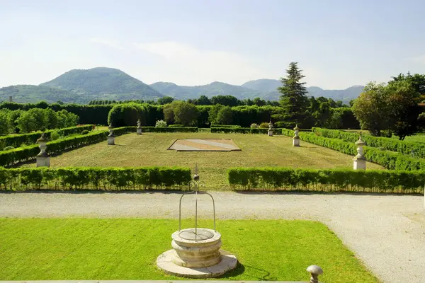 Monselice, Veneto, İtalya 'daki Villa Emo Capodilista bahçe manzarası