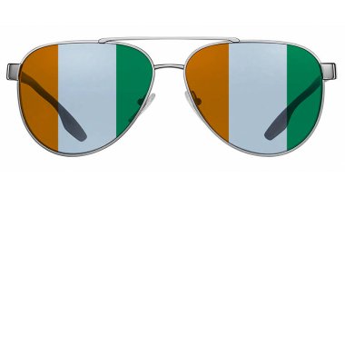 Fildişi rengi bayraklı güneş gözlüklü beyaz arkaplan