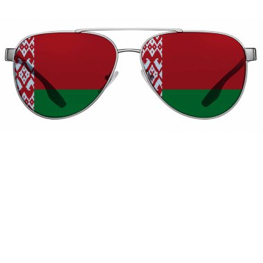 Beyaz arka plan, güneş gözlüğü ve Beyaz Rusya bayrağı.
