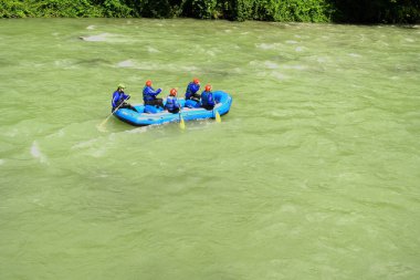 Valstagna 'daki Brenta Nehri' nin rafting botundan görünüşü. 3 Ağustos 2025, Valstagna, Vicenza, İtalya
