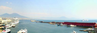 Vezüv Dağı 'yla Napoli limanının manzarası. 13 Ağustos 2025, Napoli, Campania, İtalya