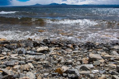 Mavi gökyüzü ve temiz göl konsept fotoğrafında. Ön plan fotoğrafçılığı, derin arka plan. Duvar kağıdı için yüksek kaliteli resim