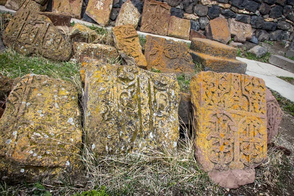 Kamienny Krzyż Żółtą Porostem Pokrywają Szorstkie Zdjęcie Koncepcyjne Kamienia Historyczne — Zdjęcie stockowe