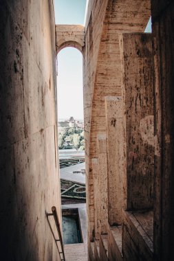Ünlü gezi konsepti fotoğrafının modern mimari ayrıntıları. Merdiven parçası ve dış kapı aralığı. Erivan çağlayan dev merdiven mimarisi. Duvar kağıdı ve seyahat günlüğü için yüksek kaliteli resim