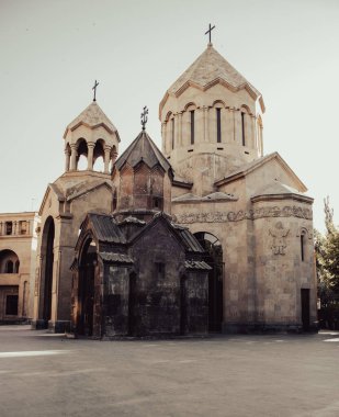 Şehir konsepti fotoğraflı eski bir kilise. Arka planda açık gökyüzü olan şehir manzarası fotoğrafçılığı. Sokak sahnesi. Duvar kağıdı için yüksek kaliteli resim